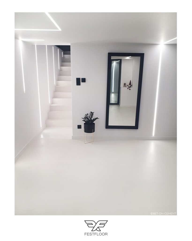 Renovation of an old cube-shaped house: microcement stairs and hallway floor