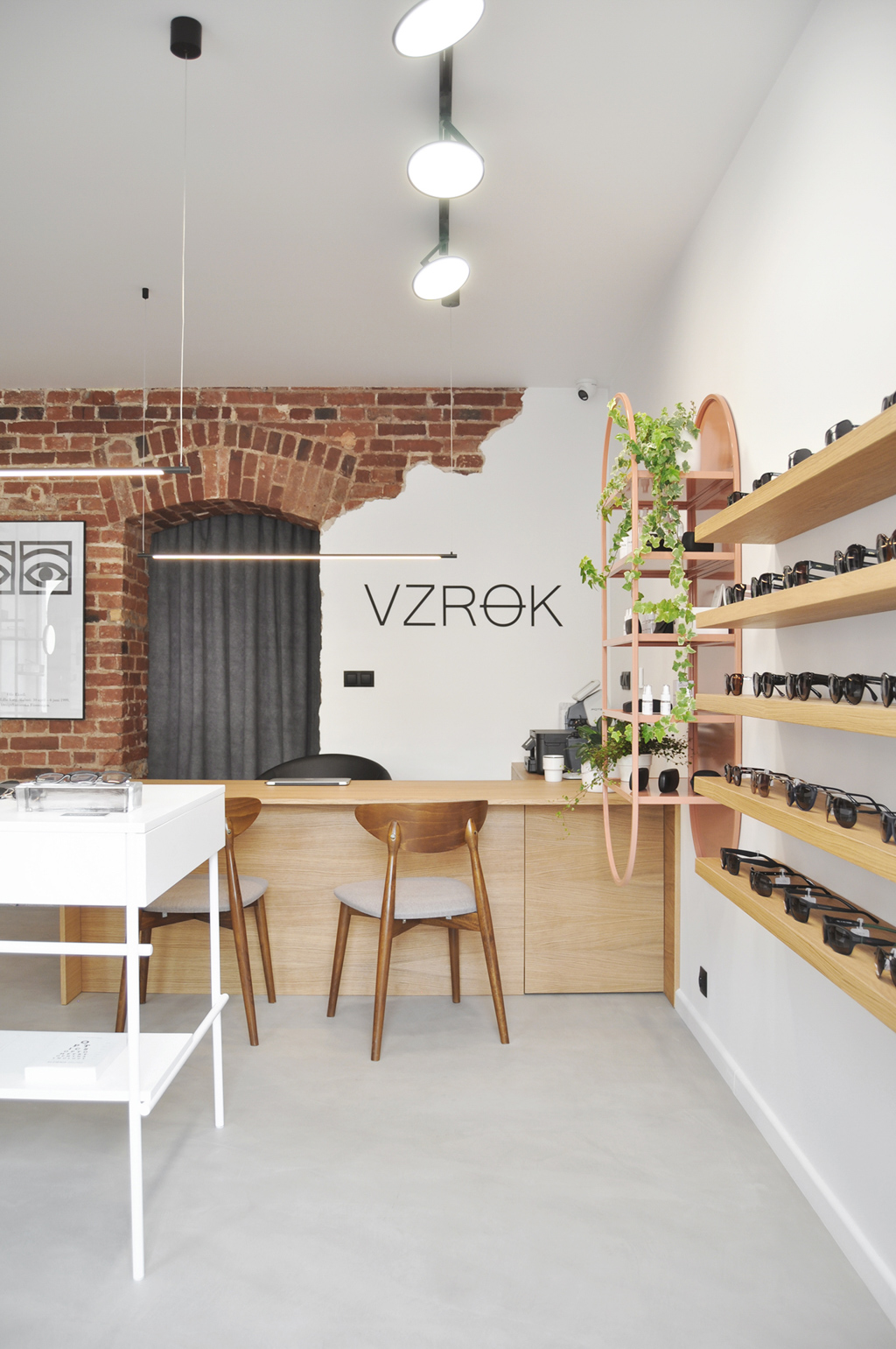 Microcement floor in the Vzrok optician’s shop